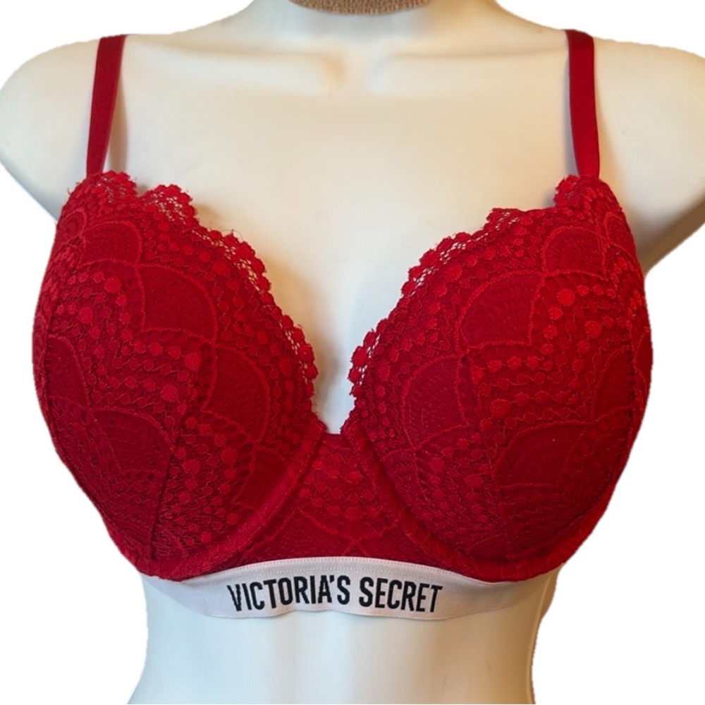 Victoria's Secret  36D
Red bra